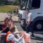 LKW-Fahrer gerät mit Straßenblockade-Aktivisten aneinander – Polizei prüft Ablauf des Vorfalls