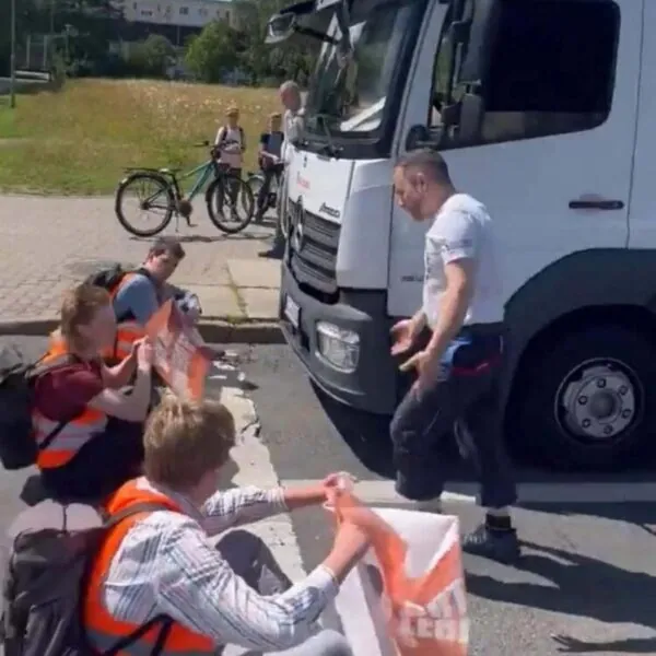 LKW-Fahrer gerät mit Straßenblockade-Aktivisten aneinander – Polizei prüft Ablauf des Vorfalls