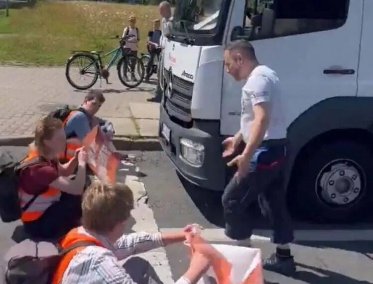 LKW-Fahrer gerät mit Straßenblockade-Aktivisten aneinander – Polizei prüft Ablauf des Vorfalls