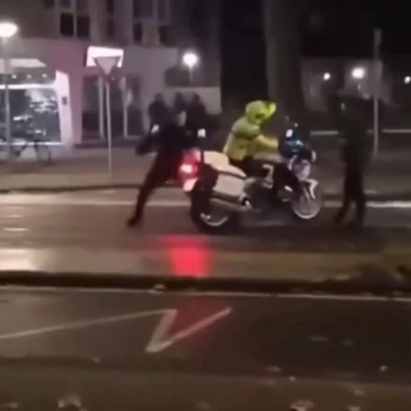 Jugendliche provozieren Polizisten – virales Video entfacht erneut Debatte über Sicherheit, Respekt und die Rolle sozialer Medien