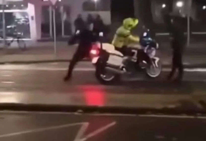 Jugendliche provozieren Polizisten – virales Video entfacht erneut Debatte über Sicherheit, Respekt und die Rolle sozialer Medien