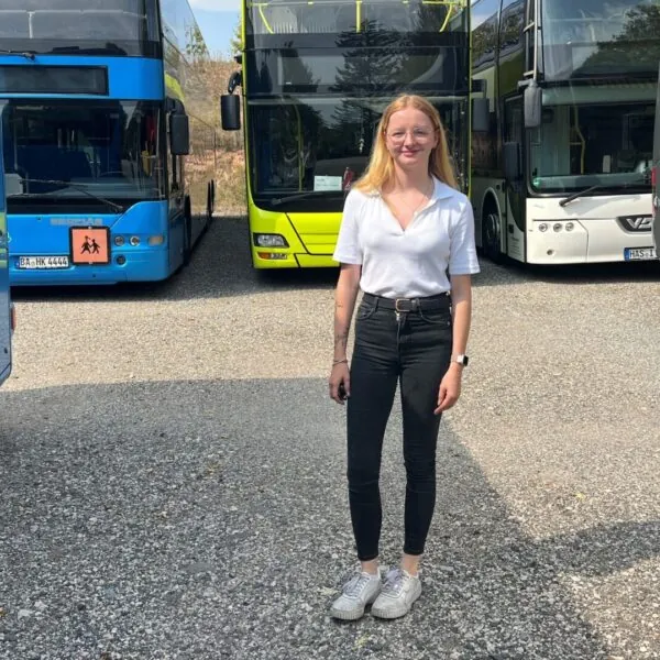 J&uuml;ngste Busfahrerin Bayerns! Leonie (18) bezwingt t&auml;glich einen 16-Tonnen-Riesen