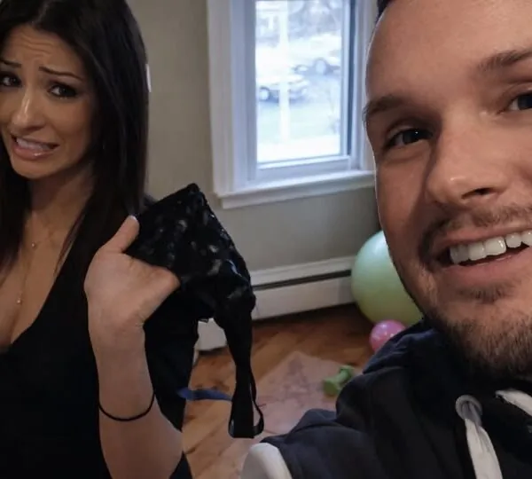 Gast macht es seinem M&auml;dchen neben seiner Mutter ganz sch&ouml;n schwer