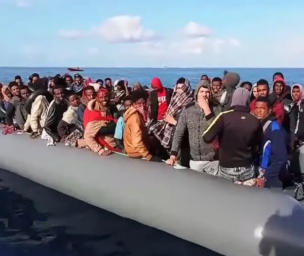 Boot mit Migranten vor Libyen gesunken: Rettungsaktionen unter schwierigen Bedingungen