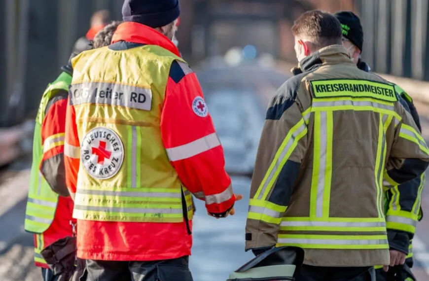 Treppeneinsturz bei Rettungseinsatz in Baden-Württemberg: Mehrere Einsatzkräfte verletzt Ein routinemäßiger Rettungseinsatz entwickelte sich am Dienstag in Baden-Württemberg zu einem folgenschweren Unglück. In der Gemeinde Oppenweiler kam es während eines laufenden Einsatzes zu einem Einsturz im Treppenhaus eines Wohngebäudes. Mehrere Einsatzkräfte wurden dabei verschüttet und verletzt, darunter Angehörige der Feuerwehr sowie des Deutschen Roten Kreuzes. Auch ein Bewohner des Hauses zog schwere Verletzungen davon. Nach bisherigen Erkenntnissen ereignete sich der Vorfall, als Rettungskräfte dabei waren, einen Patienten aus einer Wohnung zu transportieren. Während dieses Einsatzes brach plötzlich ein Teil des Treppenhauses ein. Die Einsatzkräfte, die sich zu diesem Zeitpunkt im Gebäude…