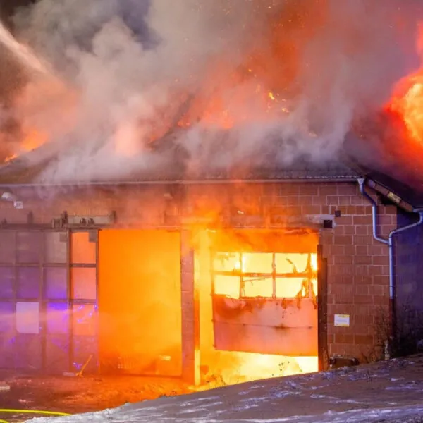 Tödlicher Einsatz bei Großbrand in Osthessen: Feuerwehrmann stirbt während Löscharbeiten