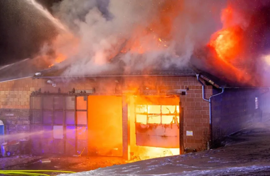 Tödlicher Einsatz bei Großbrand in Osthessen: Feuerwehrmann stirbt während Löscharbeiten