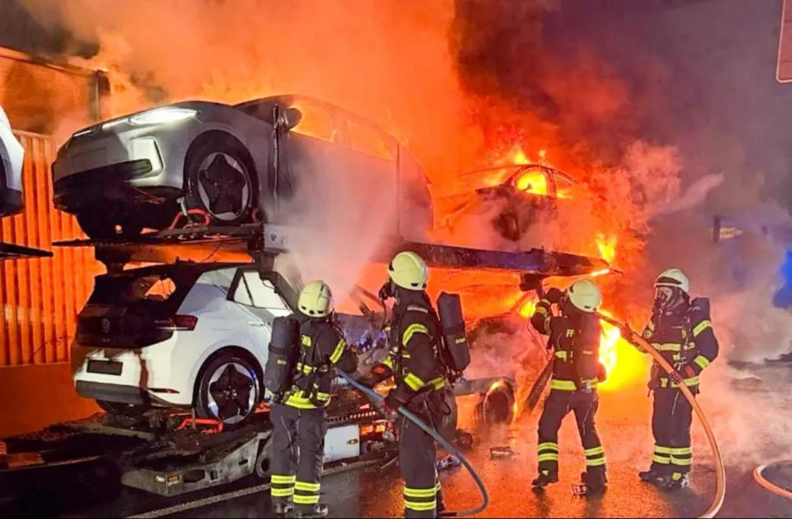 Elektroautos in Flammen: Dramatischer Großbrand auf der A7 bei Kassel fordert Feuerwehren bis an die Grenzen