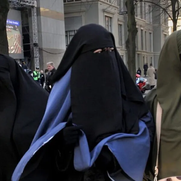 Kabinett erwägt Ausweitung des Burka-Verbots auf alle öffentlichen Orte – Ein gesellschaftlicher Wendepunkt?