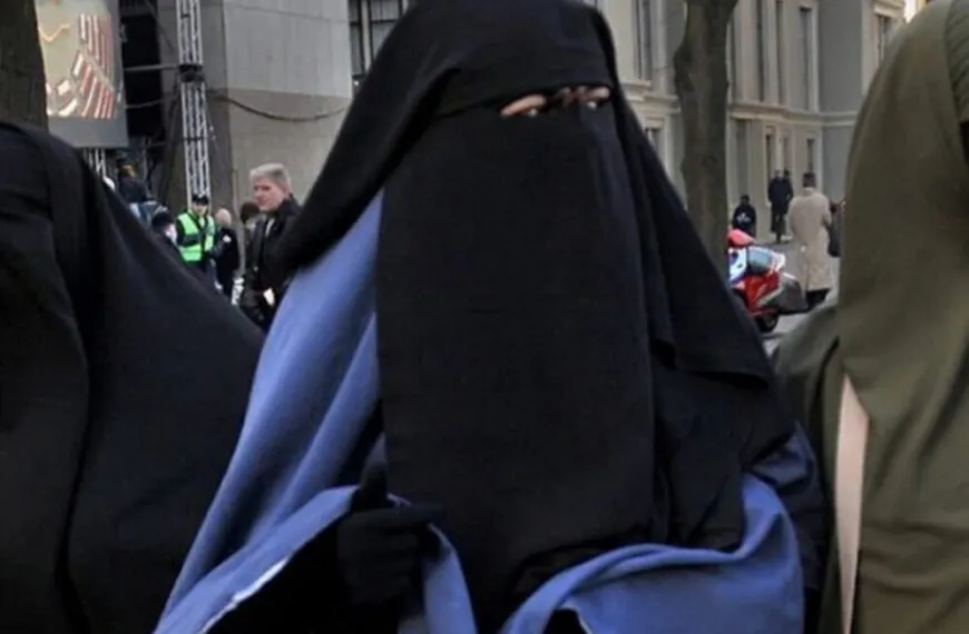 Kabinett erwägt Ausweitung des Burka-Verbots auf alle öffentlichen Orte – Ein gesellschaftlicher Wendepunkt?
