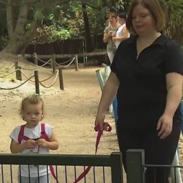 Mutter geht mit ihrer Tochter an einem Kindergeschirr &ndash; und erntet merkw&uuml;rdige Blicke: Sie denken, ich f&uuml;hre sie aus