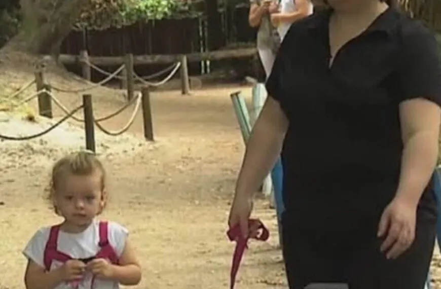 Mutter geht mit ihrer Tochter an einem Kindergeschirr &ndash; und erntet merkw&uuml;rdige Blicke: Sie denken, ich f&uuml;hre sie aus