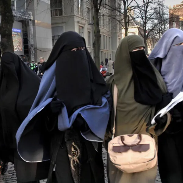 Italiens Debatte um ein Verbot gesichtsverh&uuml;llender Kleidung &ndash; Hintergr&uuml;nde, Ziele und Kontroversen