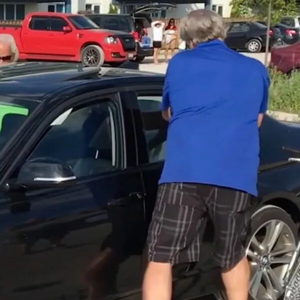 Eingesperrt in der Hitze &ndash; Als ein Mann nicht z&ouml;gerte und einem Hund das Leben rettete