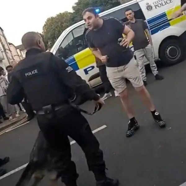 Wenn Autorität, Provokation und Instinkt aufeinandertreffen – Der schwierige Moment zwischen Mensch, Polizei und Diensthund