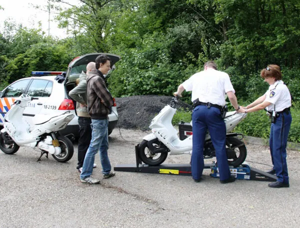 Virales Polizeivideo sorgt für Diskussionen: Ungewöhnliche Methode beim Stopp eines Scooter-Fahrers