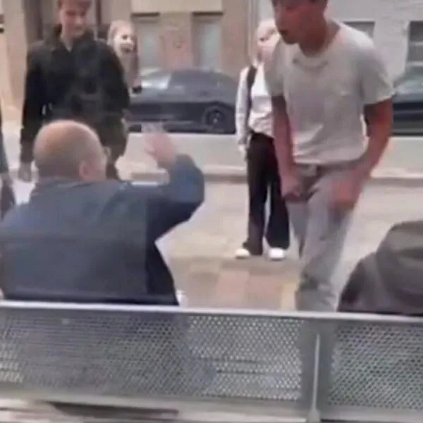 Wenn Zuschauen wichtiger wird als Eingreifen: Ein Vorfall an einer Berliner Bushaltestelle und seine gesellschaftliche Bedeutung