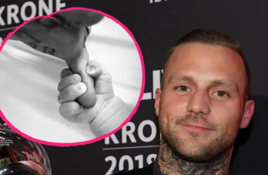 Foto mit Baby auf dem Arm: Kontra K erneut Vater geworden &ndash; Zwischen Studio, Stillstand und neuem Lebensabschnitt