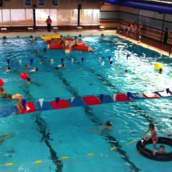 Nach Bel&auml;stigungen und Zwischenf&auml;llen: Freibad beschr&auml;nkt Zutritt &ndash; Debatte &uuml;ber Sicherheit und Diskriminierung entbrannt