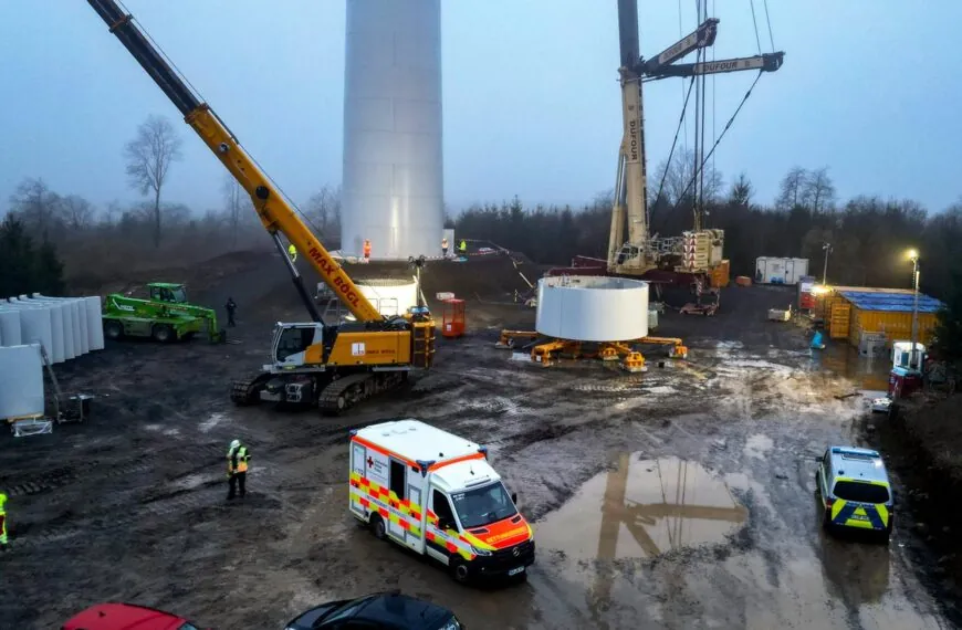 Tödlicher Arbeitsunfall an Windkraftanlage: Zwei Monteure stürzen aus großer Höhe