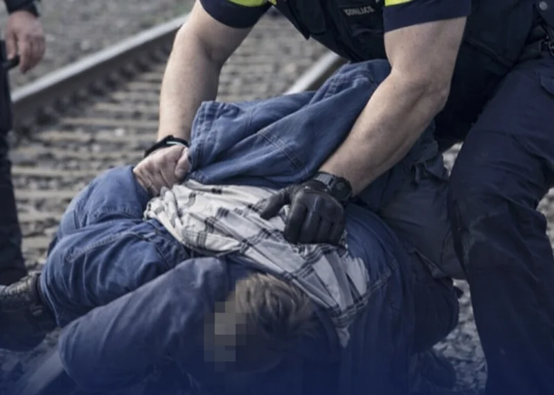 Polizei greift ein: Klimaaktivist blockiert Gleise &ndash; Einsatz beendet Protest