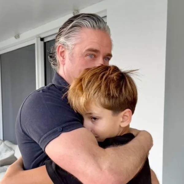 Flugchaos ohne Ende: Nach Irrflug-Marathon f&auml;llt Franjo Pooth endlich seinem Sohn in die Arme