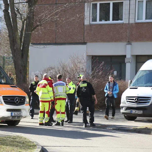 Drama in Berlin: Vierj&auml;hriges Kind st&uuml;rzt aus Hochhaus &ndash; Gro&szlig;einsatz f&uuml;r Rettungskr&auml;fte