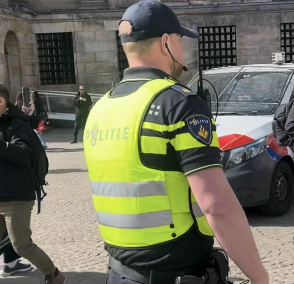 Polizeieinsatz bei Demonstration auf dem Dam-Platz: Vorfall mit Flagge sorgt f&uuml;r Diskussionen