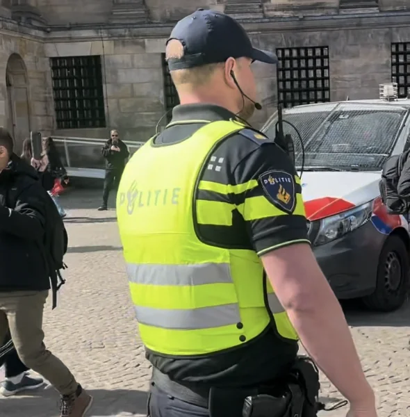 Polizeieinsatz bei Demonstration auf dem Dam-Platz: Vorfall mit Flagge sorgt f&uuml;r Diskussionen